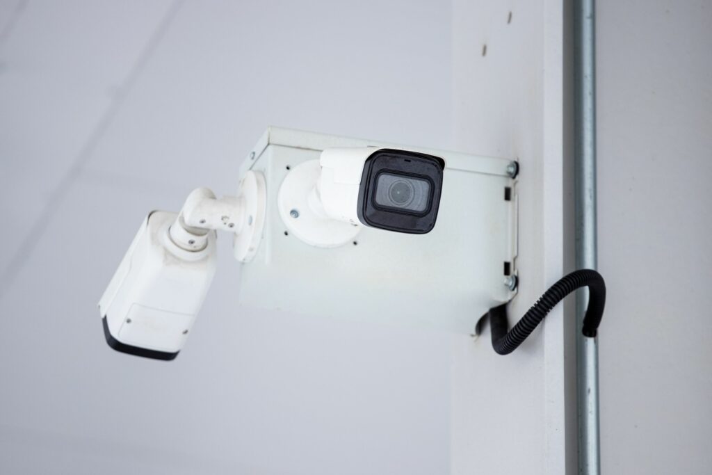 Guide d'achat : comment choisir son kit de vidéosurveillance à Madagascar ? A close-up shot of a modern, mounted surveillance camera highlighting security and surveillance.