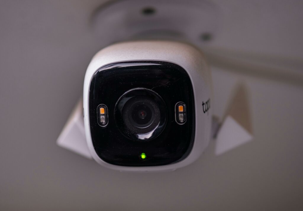 Guide d'achat : comment choisir son kit de vidéosurveillance à Madagascar ? Detailed view of a modern security camera installed indoors in İzmir, Türkiye.